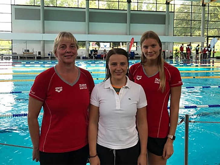 Viola Friedrichs, Alina Beyer und Fenja Koch (v.l.) schwammen erfolgreich. Foto: TVJ/privat