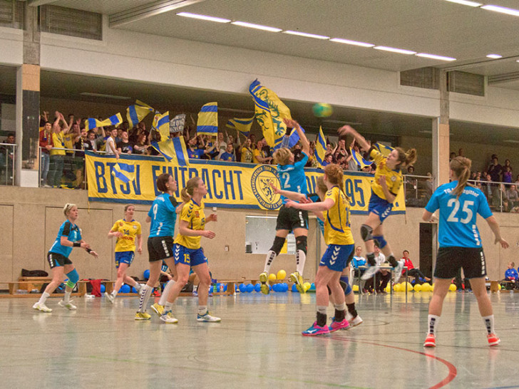 Die blau-gelben Fußballfans verwandelten die Güldenhalle in einen Hexenkessel. Fotos: Grimm