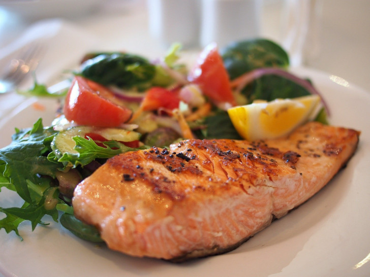 Fisch ist eine gute Alternative zu Fleisch. Ohne Reis, Nudeln oder Kartoffeln, nur mit gedünstetem Gemüse, lecker und gesund. 