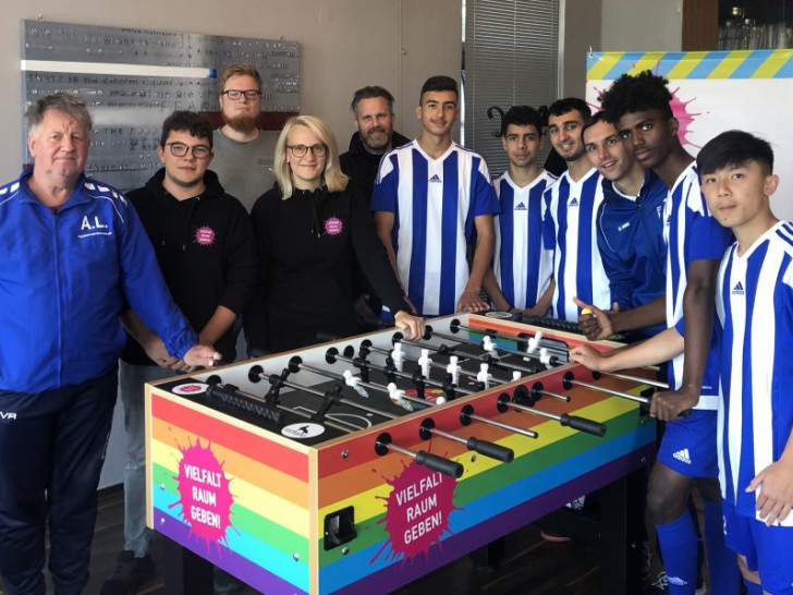 Die Spieler des TSV Wolfsburg freuen sich nach ihrem Sieg beim Streetkick für Vielfalt über den von der Jugendförderung übergebenen Kickertisch. Foto: Stadt Wolfsburg
