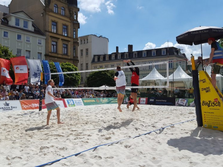 Bester Beachvolleyball-Sport wurden den Zuschauer auf dem Kohlmarkt geboten. Foto: Frederik Dippe/Slideshow: Moritz Eden