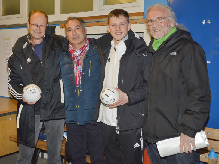 Fuchs (li.) und Petruhin (zweiter v. re.) bei der Auszeichnung. Foto: Verein