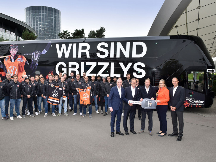 In Anwesenheit des Wolfsburger Oberbürgermeisters Klaus Mohrs, VW-Konzernvorstand Hiltud Werner und Roland Clement, Vorsitzender Geschäftsführer der Autostadt, übernahm das Team auf dem Gelände der Autostadt symbolisch den Schlüssel für den neuen Bus. Foto: Lars Landmann/oh