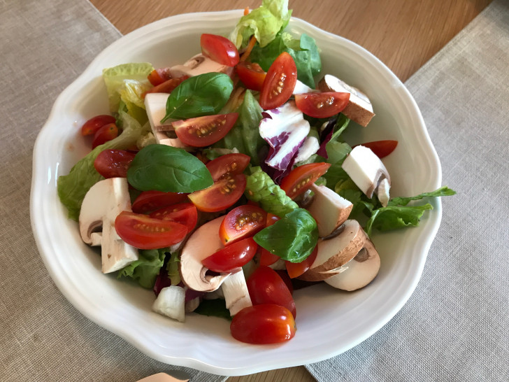 Salat ohne Dressing? Undenkbar! Aber Dressings sind nicht nur lecker, Essig-Öl-Saucen reduzieren auch Keime im Salat. Foto: Marc Angerstein