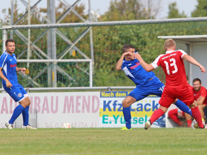 Jugend forsch: Felix Karger behauptet den Ball gegen Mirko Kleiner. Auch Yannis Fischer (li.) spielte bei Freie Turner von Beginn an. Fotos: Frank Vollmer