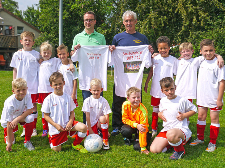 Die Übergabe der T-shirts durch Verkaufsleiter Michael Beyer. (Mitte links). Foto: Verein