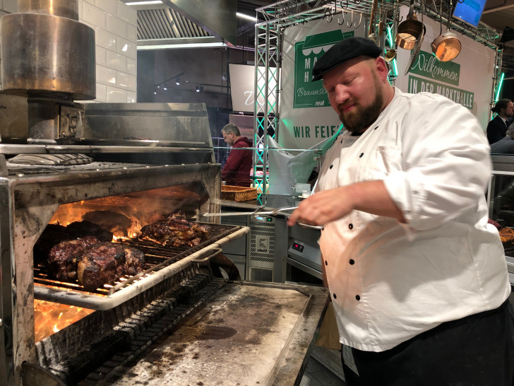 Küchenchef Christian Wehrkamp sorgte mit seinem Marktküchen-Team für Fleisch bis zum Abwinken. Fotos: Marc Angerstein