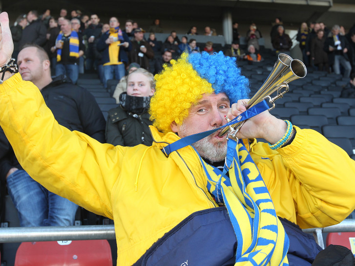 Dieser Fan freute sich sehr über den Sieg der Braunschweiger Löwen. Foto: Agentur Hübner
