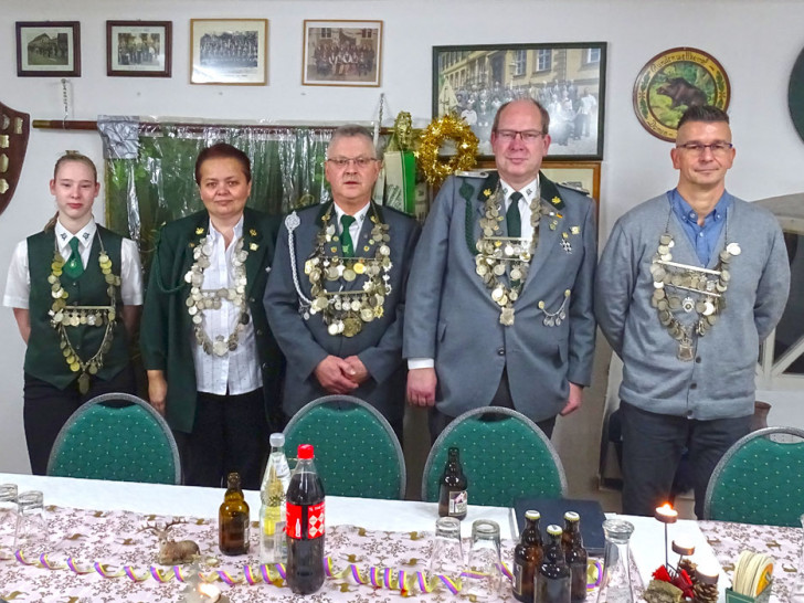 Jugendkönigin Sarah Peik, Damenkönigin Natalia Matzuga, Großer König Frank Marheineke, Kleiner König Peter G. Matzuga und Volkskönig Torsten Schmidt (vlnr). 