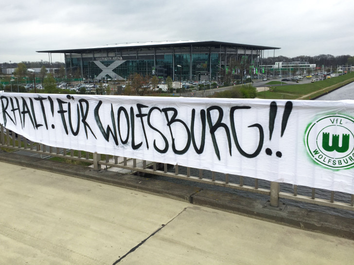 Die Anhänger stehen hinter dem VfL Wolfburg. Foto: Bernd Dukiewitz