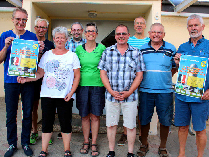 Werner Bothe, Stefan Michalik, Carmen Michalik, Niels Neumann, Bettina Börgmann, Thomas Backes, Ulrich Zevenhuizen, Horst Neumann, Manfred Ciomek (v.l.n.r.).
Foto: Bernd-Uwe Meyer