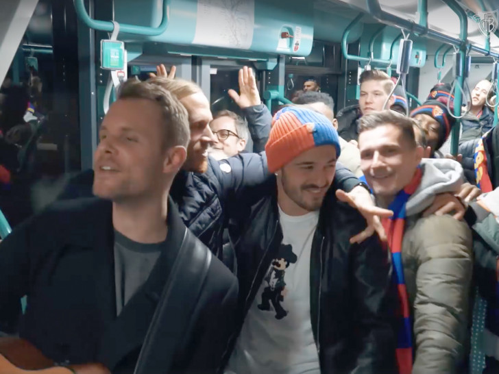 Manu-L und die Mannschaft des FC Basel fahren Straßenbahn. Foto: FCBasel TV