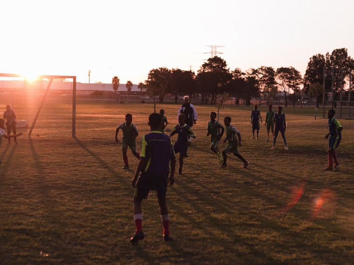 Wildes Treiben auf dem Feld bei der Young Bafana Soccer Academy. Foto: Jan Heumann