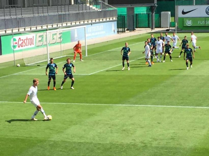 Die A-Junioren des VfL Wolfsburg besiegen Hertha BSC in einem turbulenten Spiel. Foto: Gian Luca Renner 