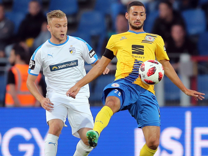 Florian Brügmann (li., gegen Onur Bulut) sah Rot gegen Braunschweig. Foto: Agentur Hübner
