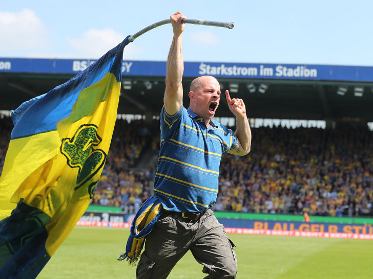 Bild mit Symbolcharakter: Ur-Fan Thilo Goetz vor dem letzten Spiel der Saison: Die Löwen blasen zum Angriff. Foto: Agentur Hübner