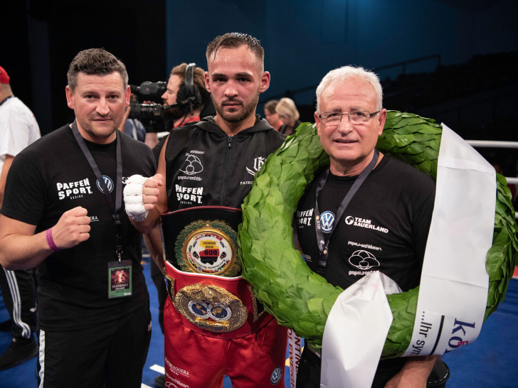 Erschöpft aber glücklich: Patrick Wojcicki (Bildmitte) siegte knapp nach Punkten. Foto: Khoubeib-Salhi