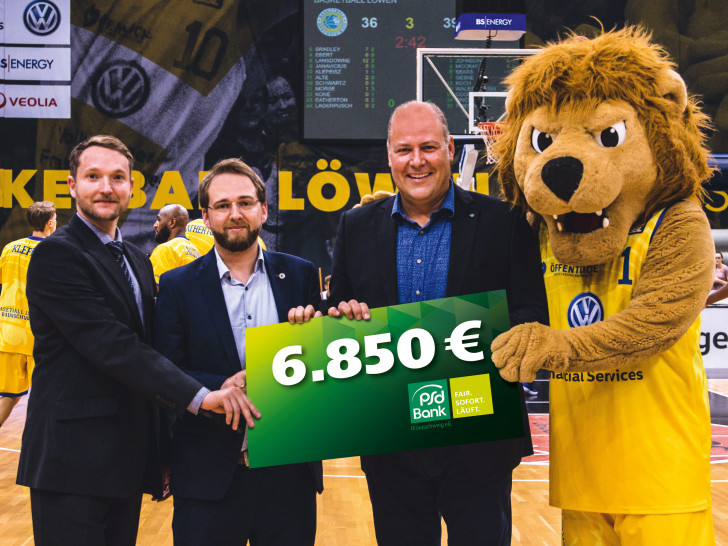 Jan Erdtmann (Löwen-Projektleiter für Jugend und Soziales), Sebastian Schmidt (Geschäftsführer Basketball Löwen), Carsten Graf (Vorstandssprecher der PSD Bank Braunschweig eG) und Löwen-Maskottchen Henri. Foto:  Robert Kagelmann