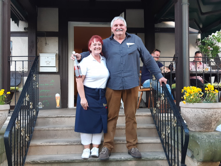 Yvonne Schumann und Winzer Guido Sieben veranstalteten eine Weinprobe im Barenberger Hof. Text und Foto: Annabell Pommerehne