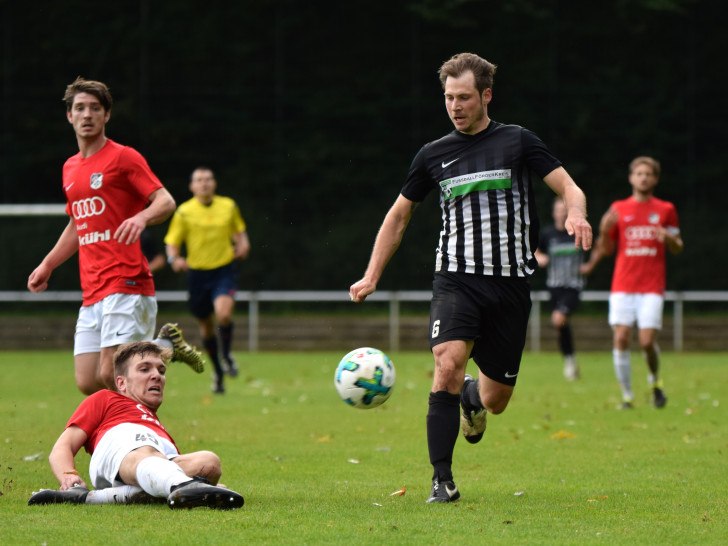 Luca Ehresmann (li.) erzielte den späten 2:2-Ausgleich für Hillerse gegen Lebenstedt. Foto: Moritz Eden/Archiv