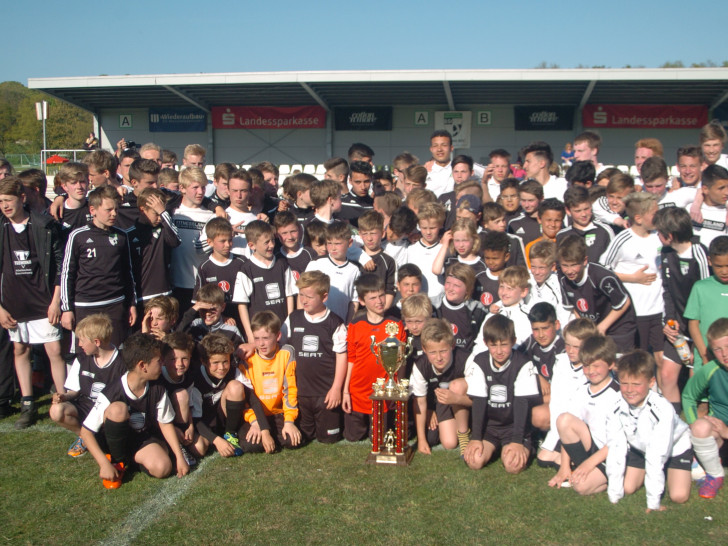 Großes Siegerbild des BSC Acosta mit allen Jugendteams. Fotos: Dräger