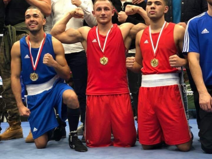 Die drei Titelträger der Löwen Box Academy (v.l.): Remi Bojani, Patrick Sipowicz und Brandon Bojani. Foto: Maximilian Kelm 