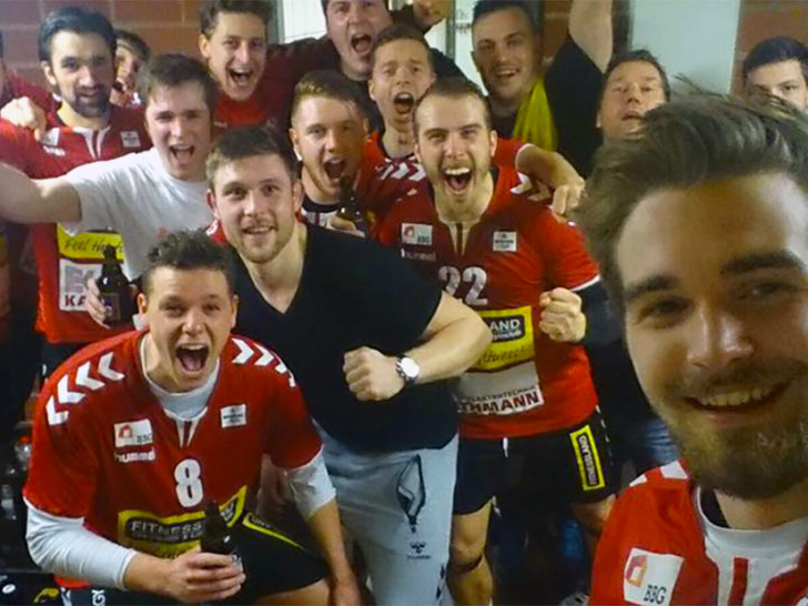 Feiern ihre erfolgreiche Saison trotz Niederlage im letzten Saisonspiel: Die Handballer des MTV Braunschweig. Foto: privat
