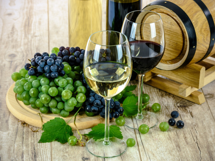 Im Sommer schmecken gekühlte Weiß-, aber auch gekühlte Rotweine. Alle Fotos: Pixabay