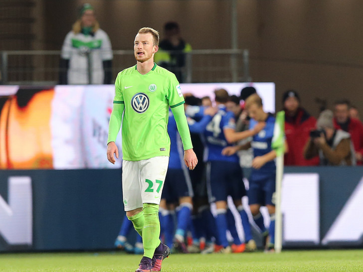 Maximilian Arnold hadert mit sich und seinem Team. Im Hintergrund feiert Schalke 04. Foto: Agentur Hübner/Archiv