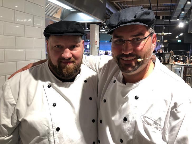 Markthallen-Küchenchef Christian Wehrkamp und der gastronomische Leiter der Markthalle David Nagel begeisterten die Besucher des Live-Cooking-Events "Spanien", das die kulinarische Geburtstagswoche der Markthalle Braunschweig eröffnete. Fotos: Marc Angerstein