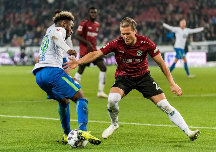 John Yeboah im Duell mit Matthias Ostrzolek. Foto: imago/Nordphoto