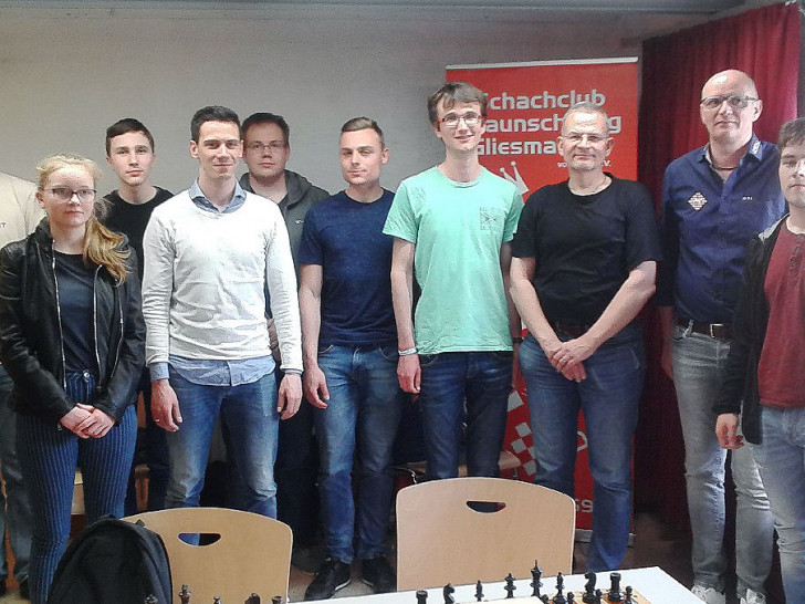 (v.l.n.r.): 2. FM Tobias Vöge, Damenpreis Antonia Ziegenfuß, 5. Nico Stelmaszyk , Turniersieger IM Nikolas Lubbe, 4. Markus Hahn, 3. Robin Bentel, unter 2000 Mattis Trättmar, unter 1700 Uwe Stöter, SBG-Vorsitzender und NSV-Prässident Michael Sebastian Langer, Lucas Graf Jugendpreis. Foto: privat
