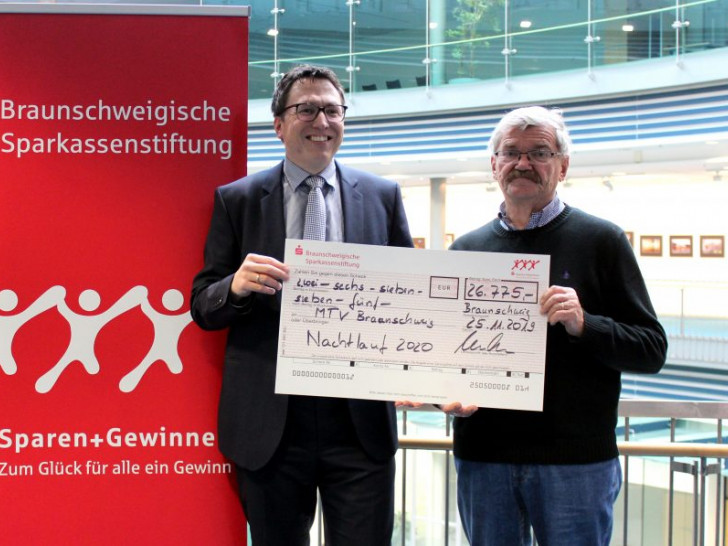 Gunnar Stratmann (li.) und Otto Schlieckmann besiegelten die weitere Kooperation. Foto: MTV Braunschweig