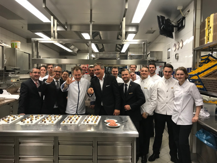 Restaurantleiter Jimmy Ledemazel, RADIO 21-Moderator Olli Peral, Drei-Sterne-Koch Sven Elverfeld, RADIO 21-Geschäftsführer Steffen Müller, Somilier Marcel Runge und das Team des "aqua" vor dem "süßen Finale". Foto: Marc Angerstein