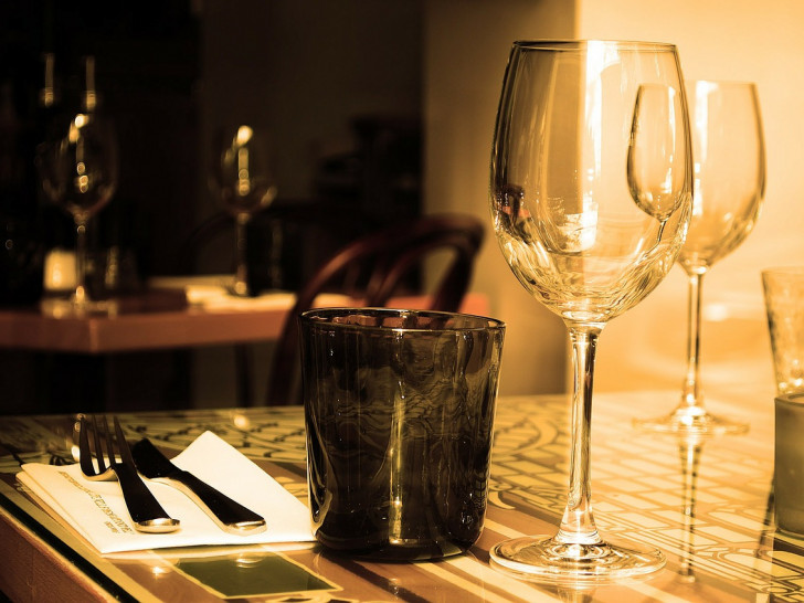 Es ist eingedeckt. Aber welcher Wein soll ins Glas? Fotos: pixabay
