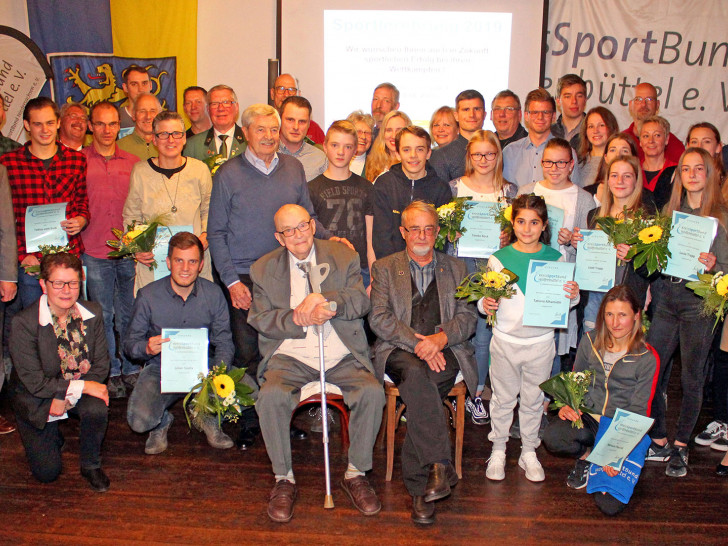 Die geehrten Sportler und einige Mitarbeiter des KSB. Fotos: Bernd-Uwe Meyer