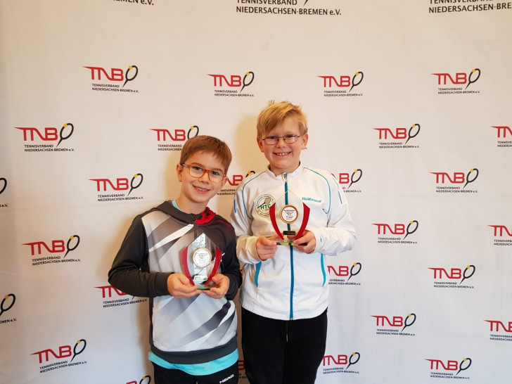 Jakob Nolte (Bückeburger TV) und Sebastian Halbauer (HTC) freuen sich über ihren zweiten Platz bei den Nordeutschen Masters (v.ln.r.). Foto: Uwe Halbauer