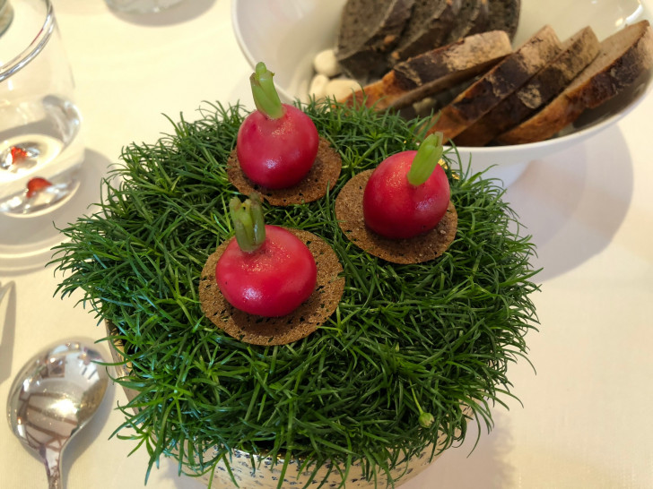 Nein. Es sind keine Radieschen. Dies war der eines der optischen Highlights bei unserem Besuch im Einstein Gourmet in St. Gallen. Fotos: Marc Angerstein