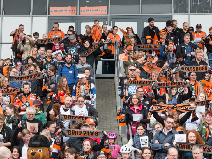 An der Eis Arena wurde fleißig gesungen. Foto: Jens Bartels