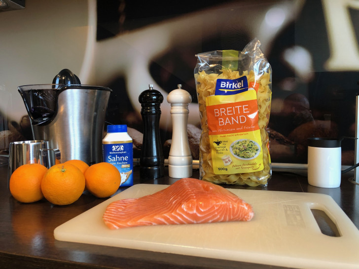 Schnell, gesund und lecker zuzubereiten: Lachs mit Bandnudeln in sommerlicher Orangensauce. Fotos: Marc Angerstein