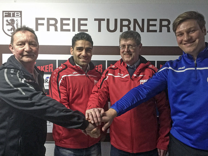 Leistungsblock und neuer Trainer (v.l.): Olaf Barnbeck (Fußballabteilungsleiter), Mohamed Badici (Trainer U19), Gunther Stier (Jugendleiter) und Dennis Hummelmeier. Foto: Vollmer