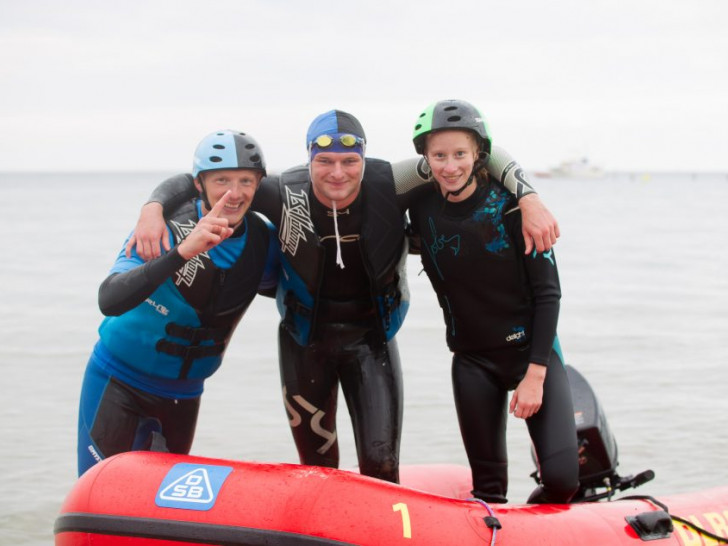 Wiebke Seifart (rechts) mit Ihrem Team nach dem Gewinnen der Goldmedaille. Foto: Daniel-André Reinelt (DLRG)