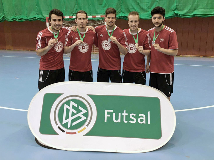 Strahlende Vizemeister vom Beachsoccer & Futsal Club (v.l.n.r.): Olcay Irek, Niklas Noeske, Arne Ruff, Gerrit Placzek, Rezam Bilmez. Foto: privat