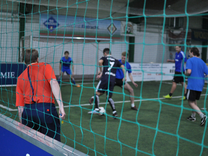 In der Kickoff Soccerarena Braunschweig trafen sich Menschen mit und ohne Fluchterfahrung, um sich im Fußball zu messen. Foto: Tobias Teich