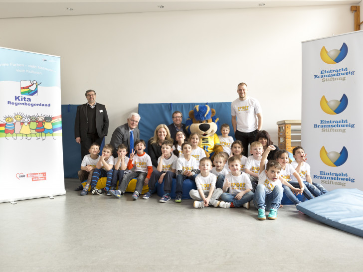 Kids und Vertreter der Kindertagesstätte Regenbogenland der Stadt Salzgitter mit Eintracht-Maskottchen Leo, dem Trainer Christian Menzel sowie Miriam Herzberg (Eintracht Braunschweig Stiftung) Gerhard Glogowski (Die Braunschweigische Stiftung) sowie Dr. Sønke Burmeister (Niedersächsische Lotto-Sport-Stiftung). Foto: Eintracht Braunschweig Stiftung/Verena Meier