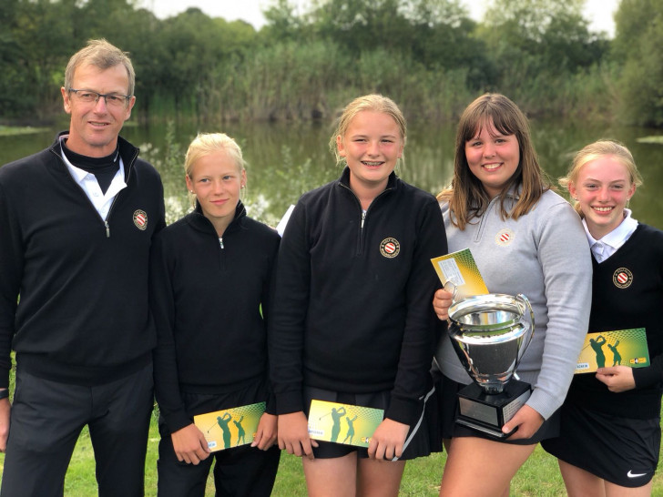Trainer Hanke Dohrendorf, Louisa Bloomfield, Eline Dohrendorf, Nele Heyke und Katharina Schräder freuten sich sichtlich über den Sieg bei den Landesmeisterschaften. Foto: Golf-Klub Braunschweig.