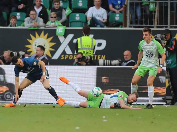 Sinnbildlich für dieses Spiel: Maximilian Arnold wirft sich rein, hat aber Pech. Fotos: Agentur Hübner
