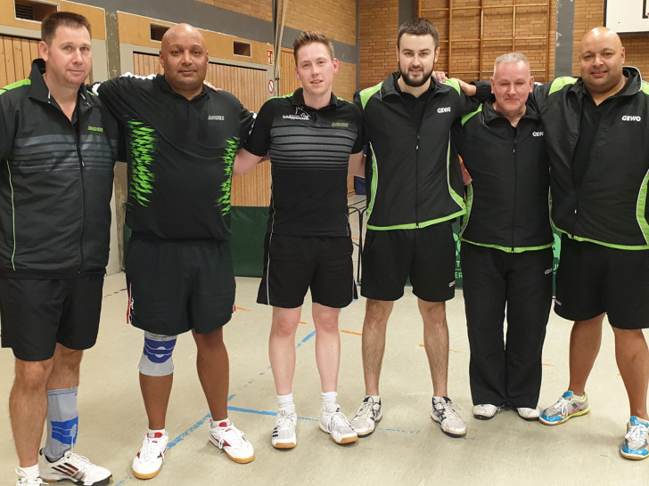Matthias Haase, Zhahid Abdul, Michael Peggau, Maciej Sinicki, Martin John und Shahid Abdul (vl) siegen im letzten Vorrundenspiel 9:2 und sind ungeschlagen Herbstmeister. Foto: TSV Schöppenstedt