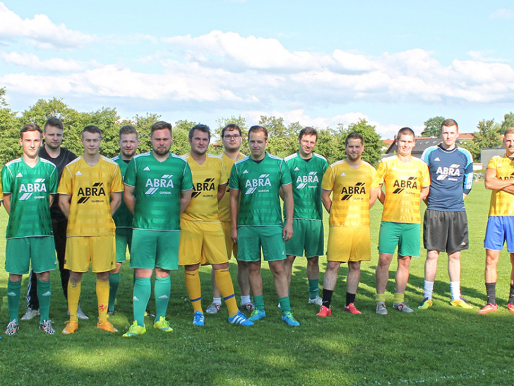 Starten früh in die Vorbereitung: Fußballer des VfR Weddel. Foto: Martin Kugel