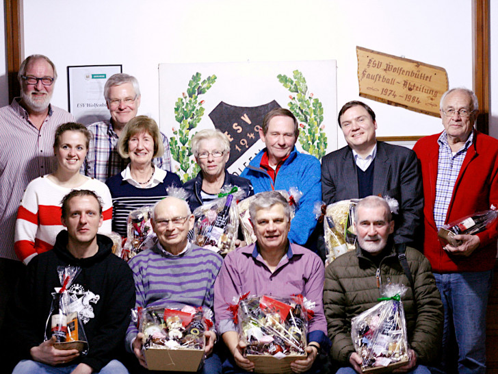 Die diesjährigen Jubilare und der Vereinsvorstand des ESV Wolfenbüttel. Foto: Alexander Herwig